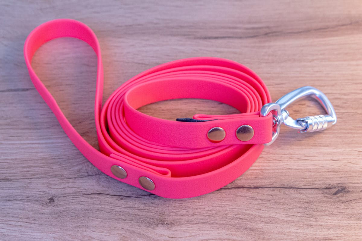 Neonrosa hundkoppel med Twist-Lock karbinhake, 20 mm