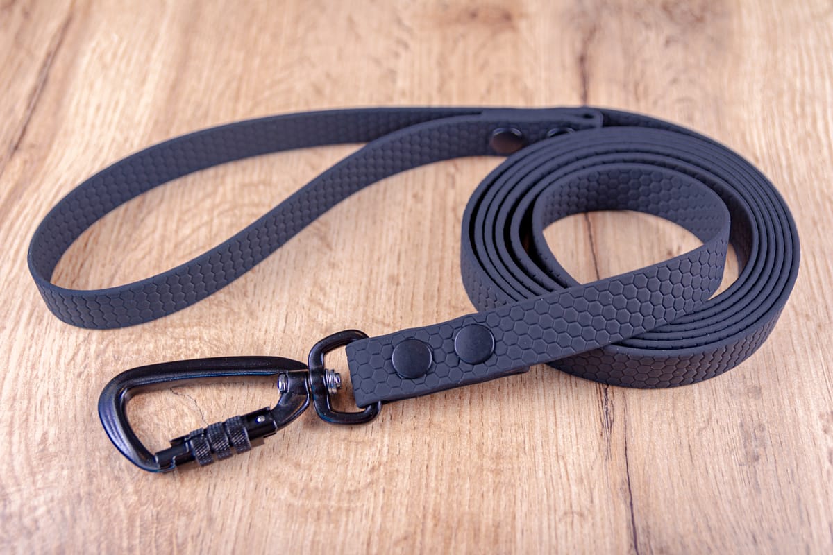 Hexa Svart Biothane hundkoppel med Twist-Lock karbinhake, 20 mm