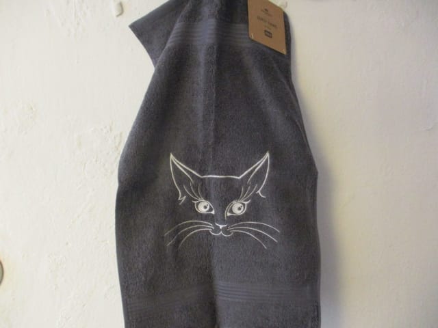 Frottehandduk med maskinbroderat motiv, katt. 30 x 50 cm. Grå.