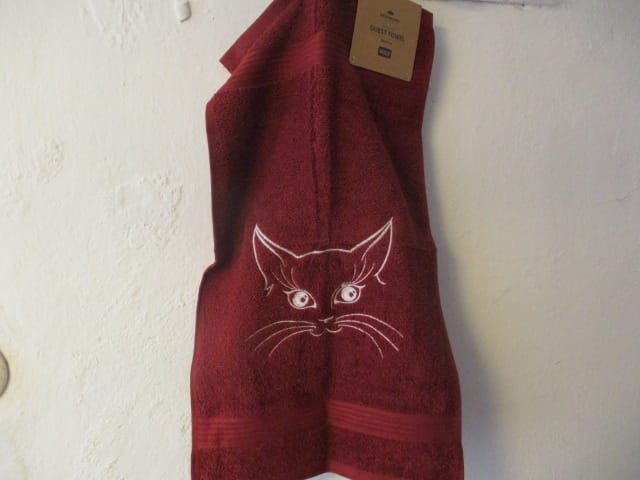 Frottehandduk med maskinbroderat motiv, katt. 30 x 50 cm. Vinröd.