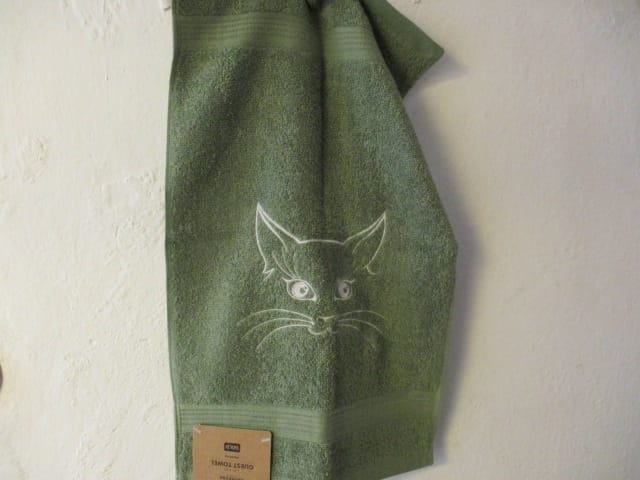 Frottehandduk med maskinbroderat motiv, katt. 30 x 50 cm. Grön.