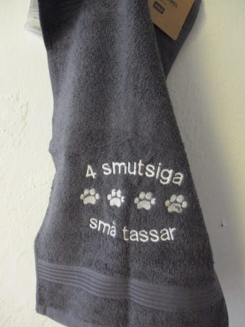 Frottehandduk med maskinbroderat motiv, "4 smutsiga små tassar". 30 x 50 cm. Grå.