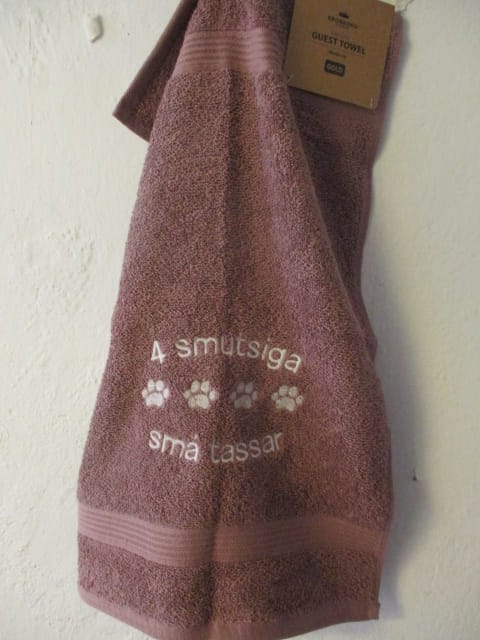 Frottehandduk med maskinbroderat motiv, "4 smutsiga små tassar". 30 x 50 cm. Rosa.