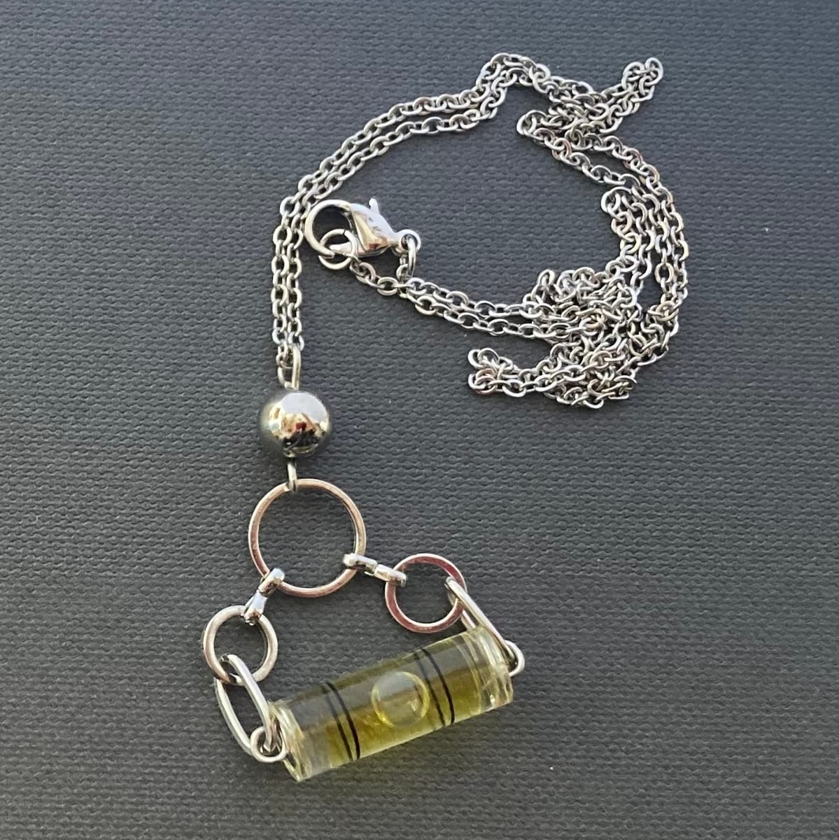 Halsband av återbruk – vattenpass