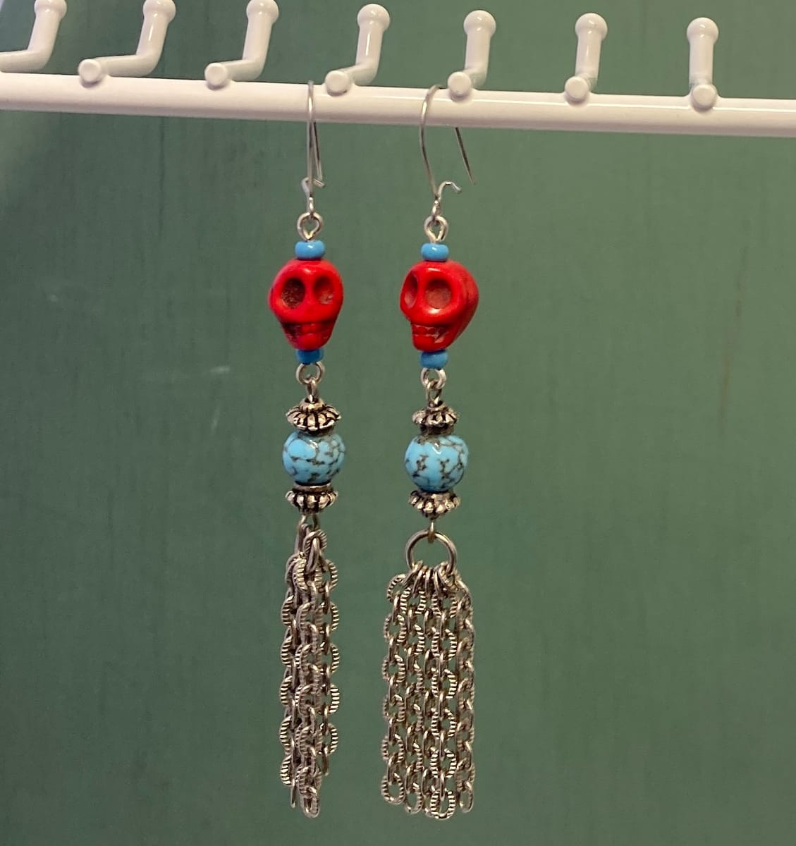 Örhängen av återbruk – Memento mori / dödskalle i howlitesten