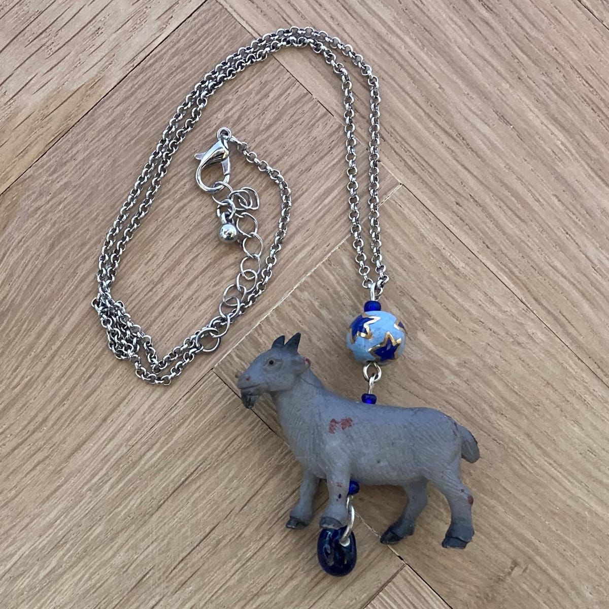 Halsband av återbruk – get