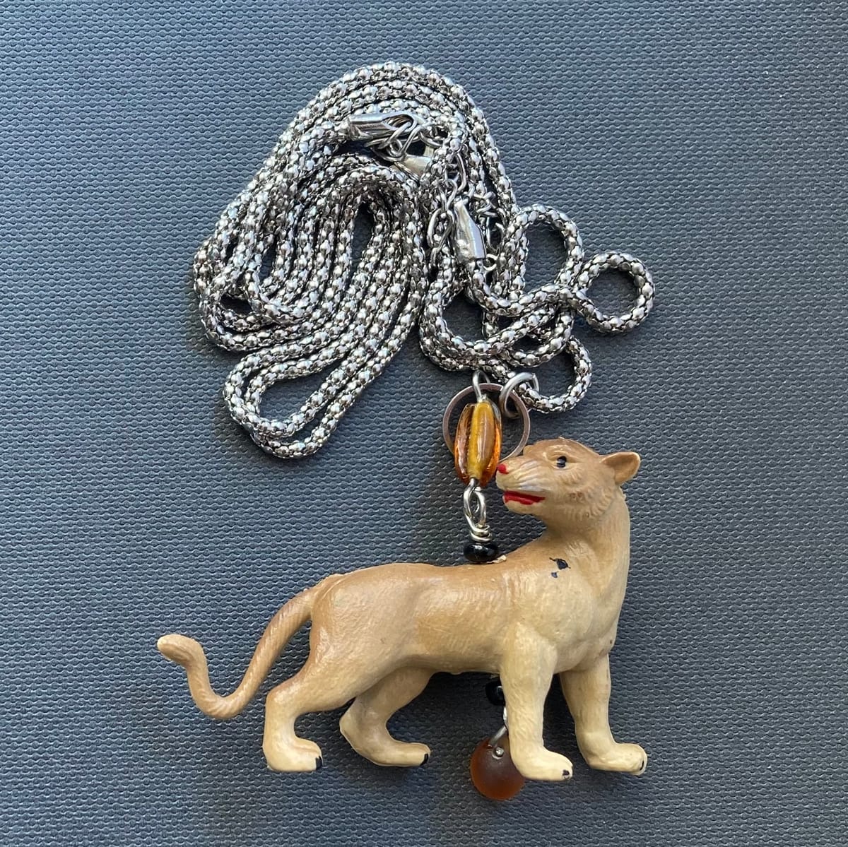 Halsband av återbruk – kattdjur / katt / leopard / puma