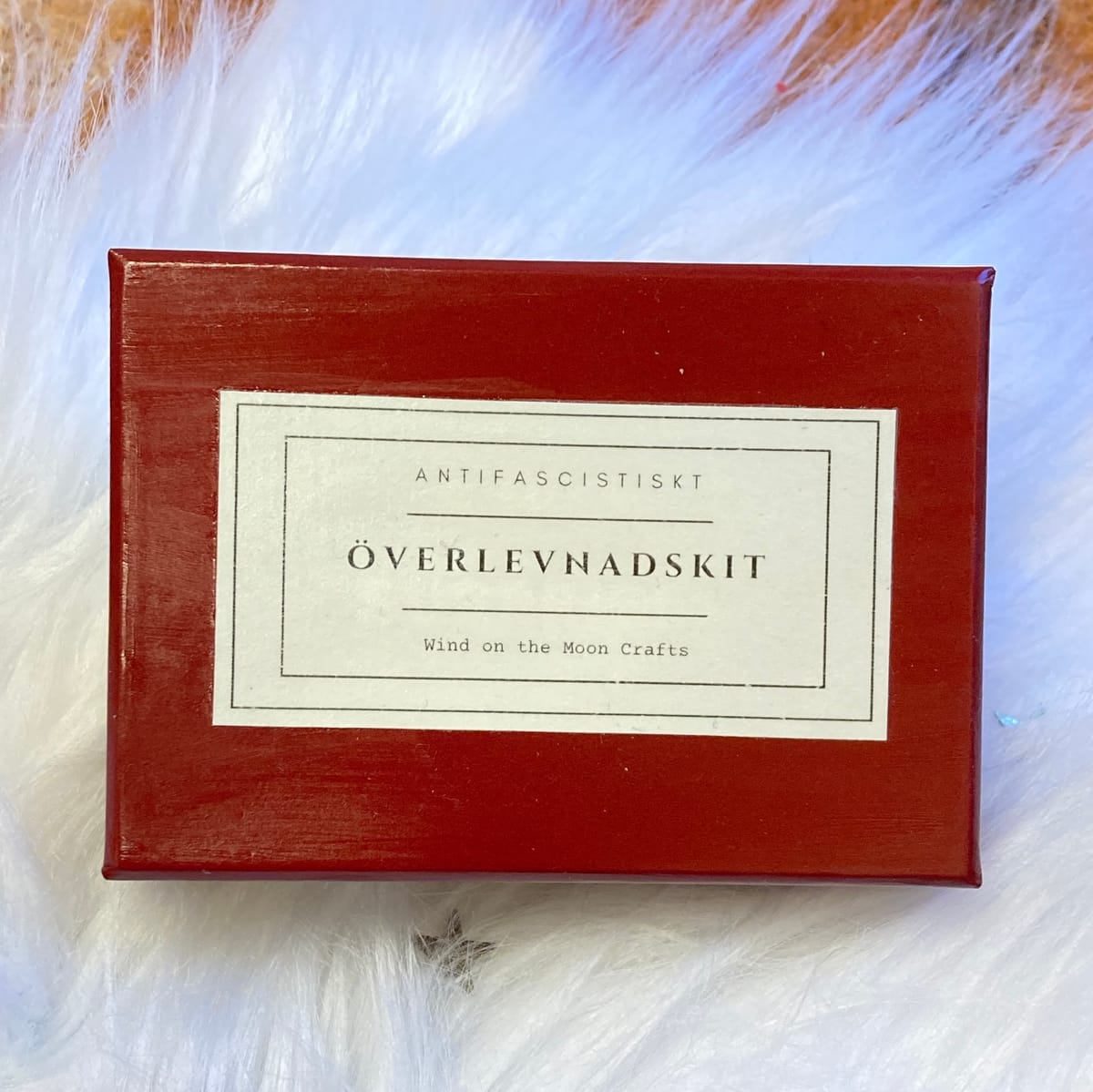 Antifascistiskt överlevnadskit / presentask / studentpresent