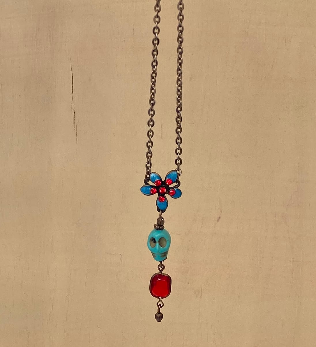 Halsband av återbruk – Memento mori / dödskalle i howlitesten