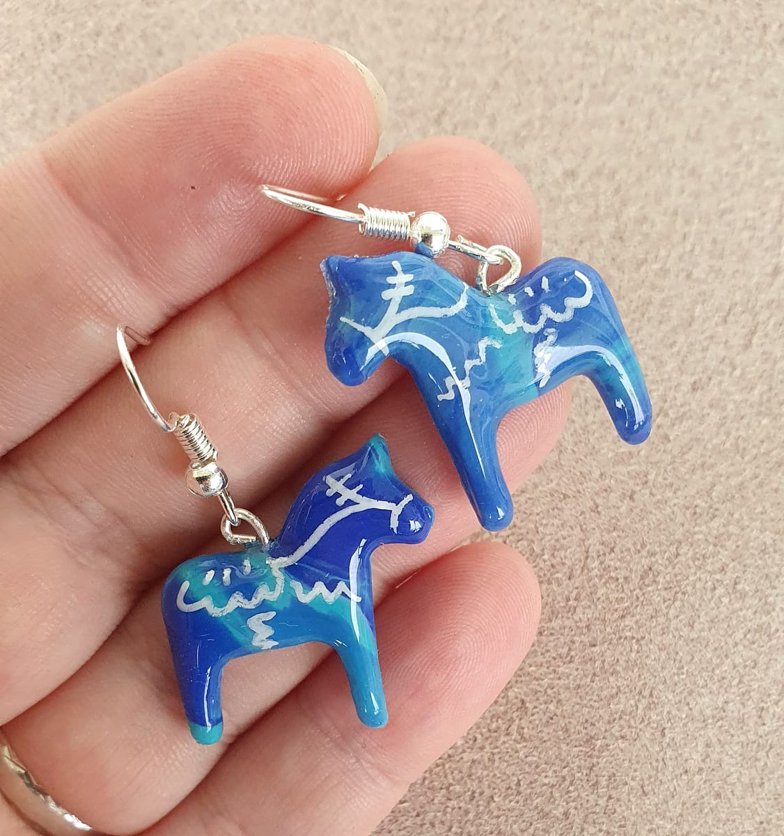 Handgjorda örhängen med Dala hästar i polymer lera, krok