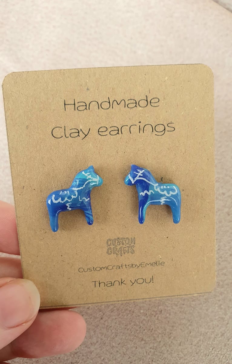 Handgjorda örhängen med Dala hästar i polymer lera, studs