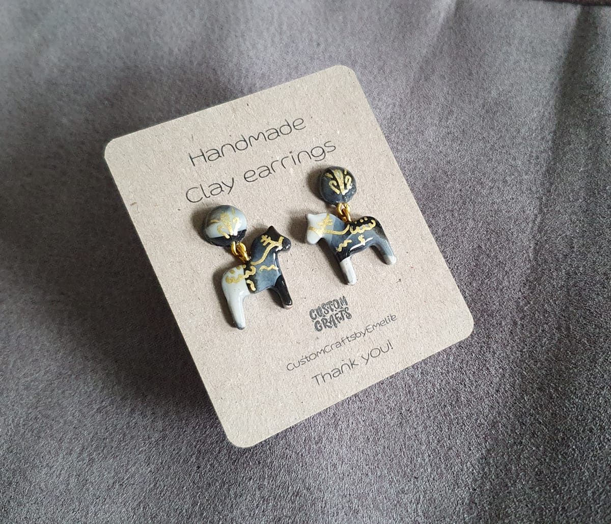 Handgjort örhänge med Dala hästar i polymer lera, studs