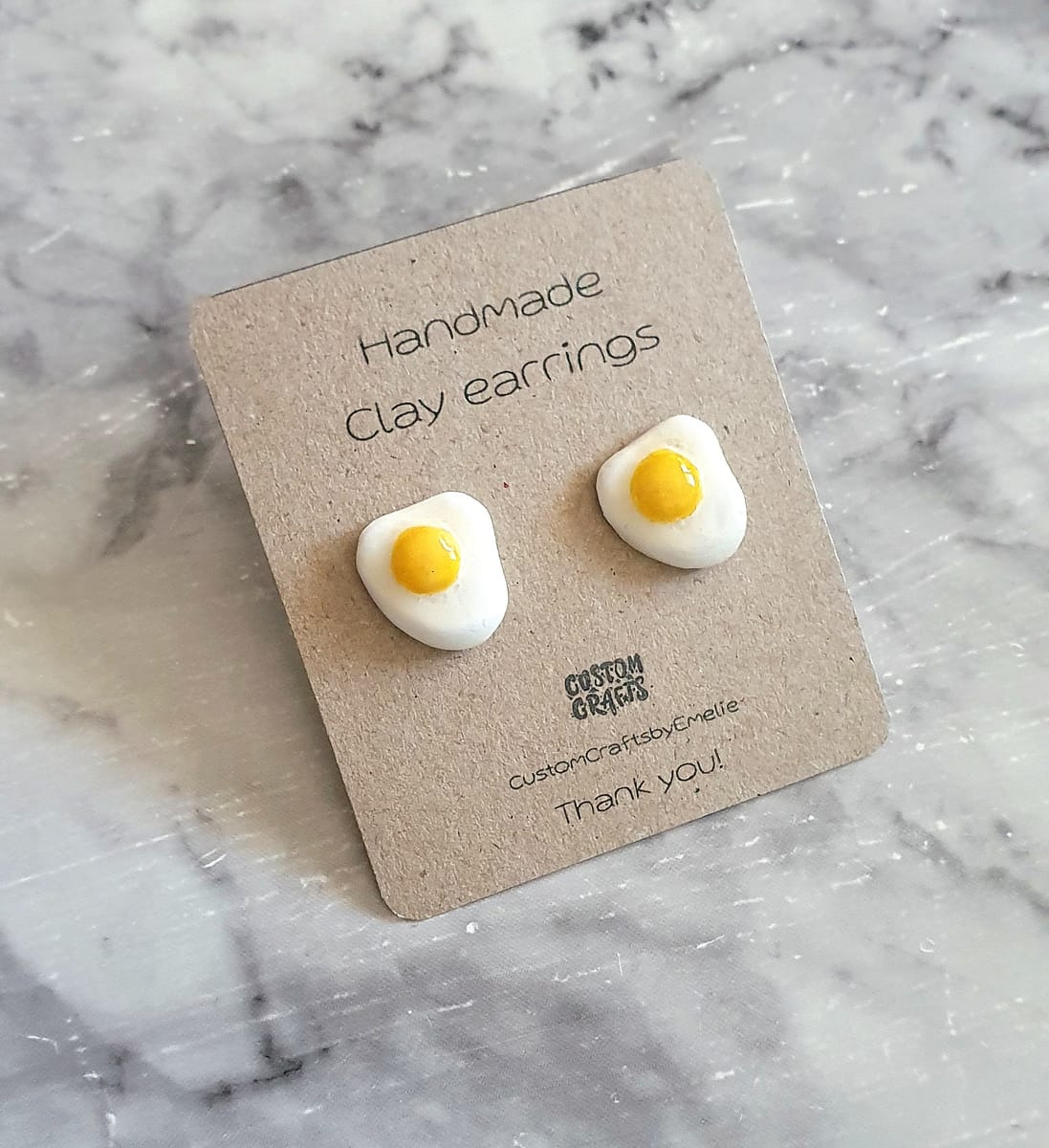 Handgjorda örhängen i lera, små stekta ägg