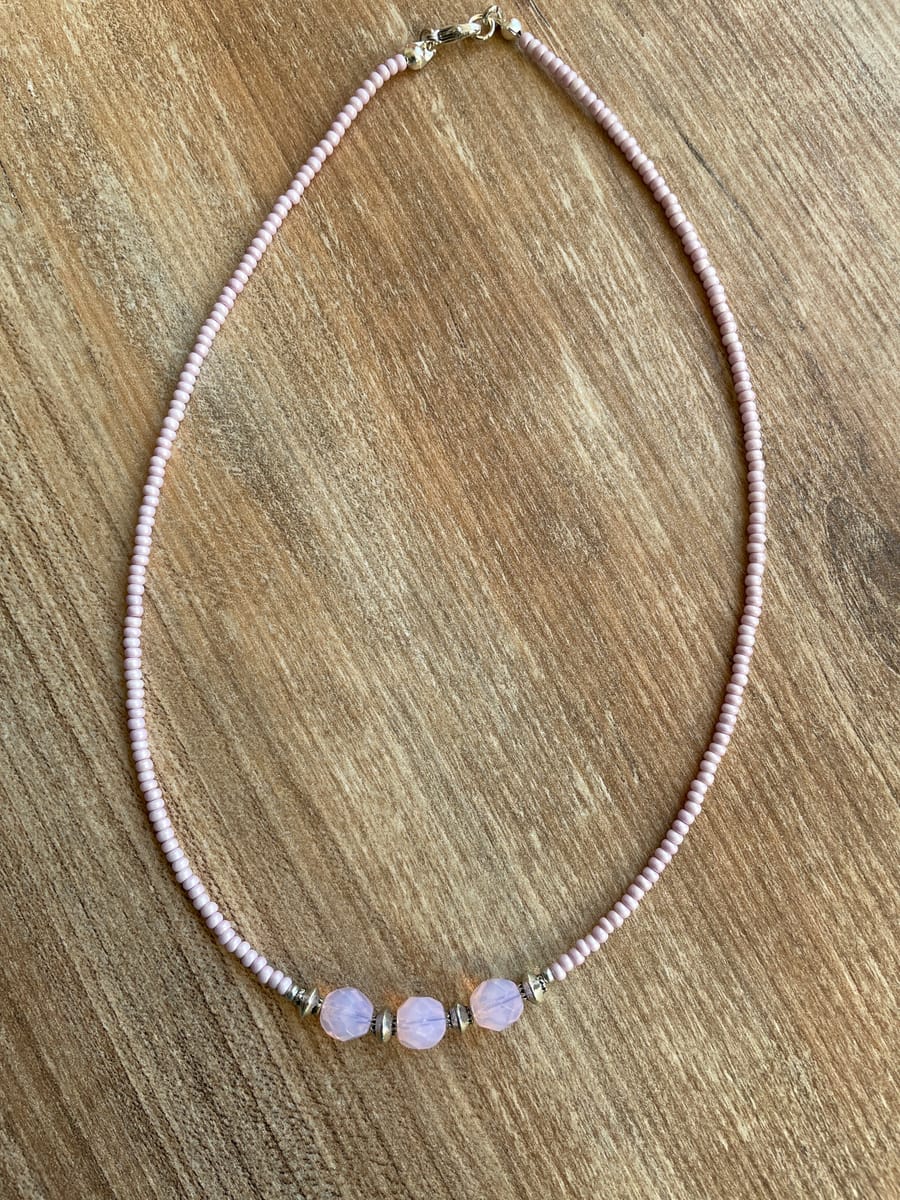 Somrigt kort halsband