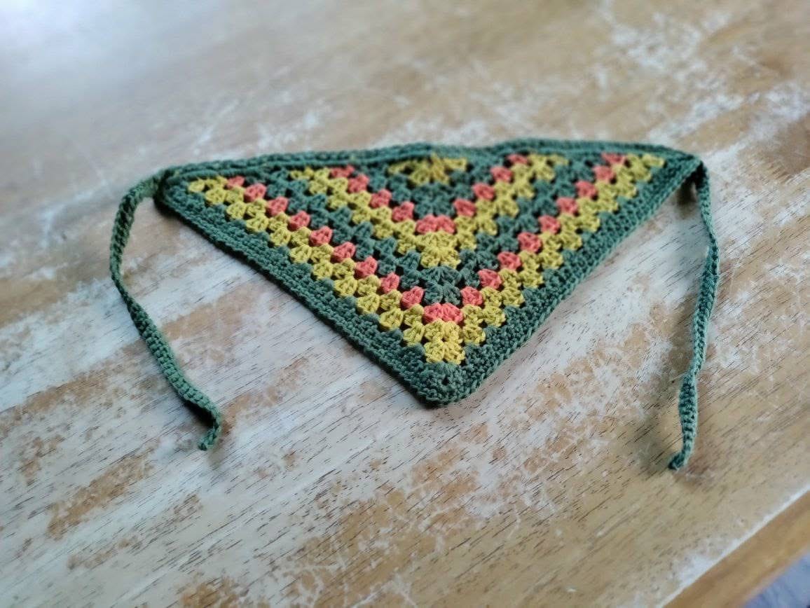 Virkat hundbandana /halsduk stor