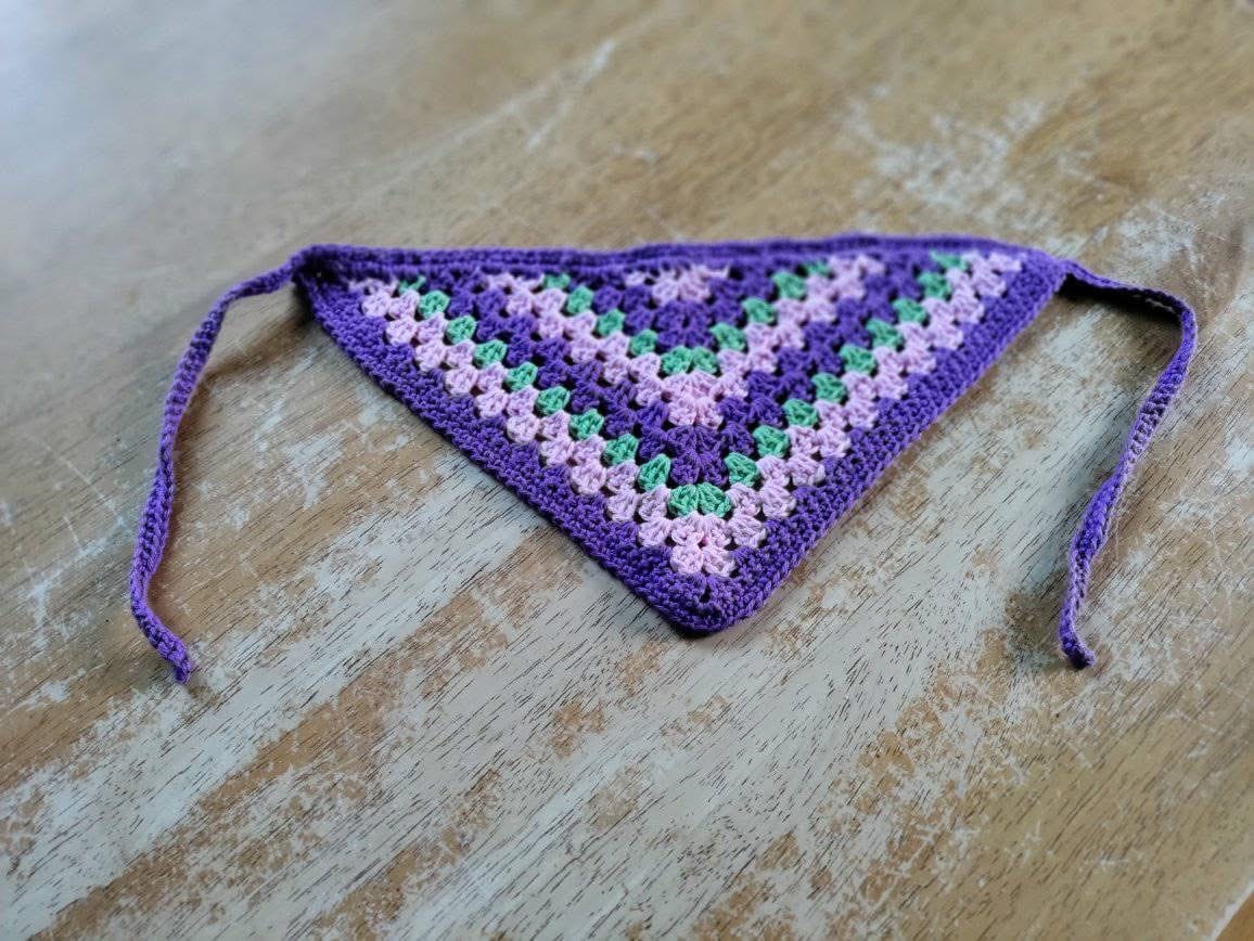 Virkat hundbandana /halsduk stor