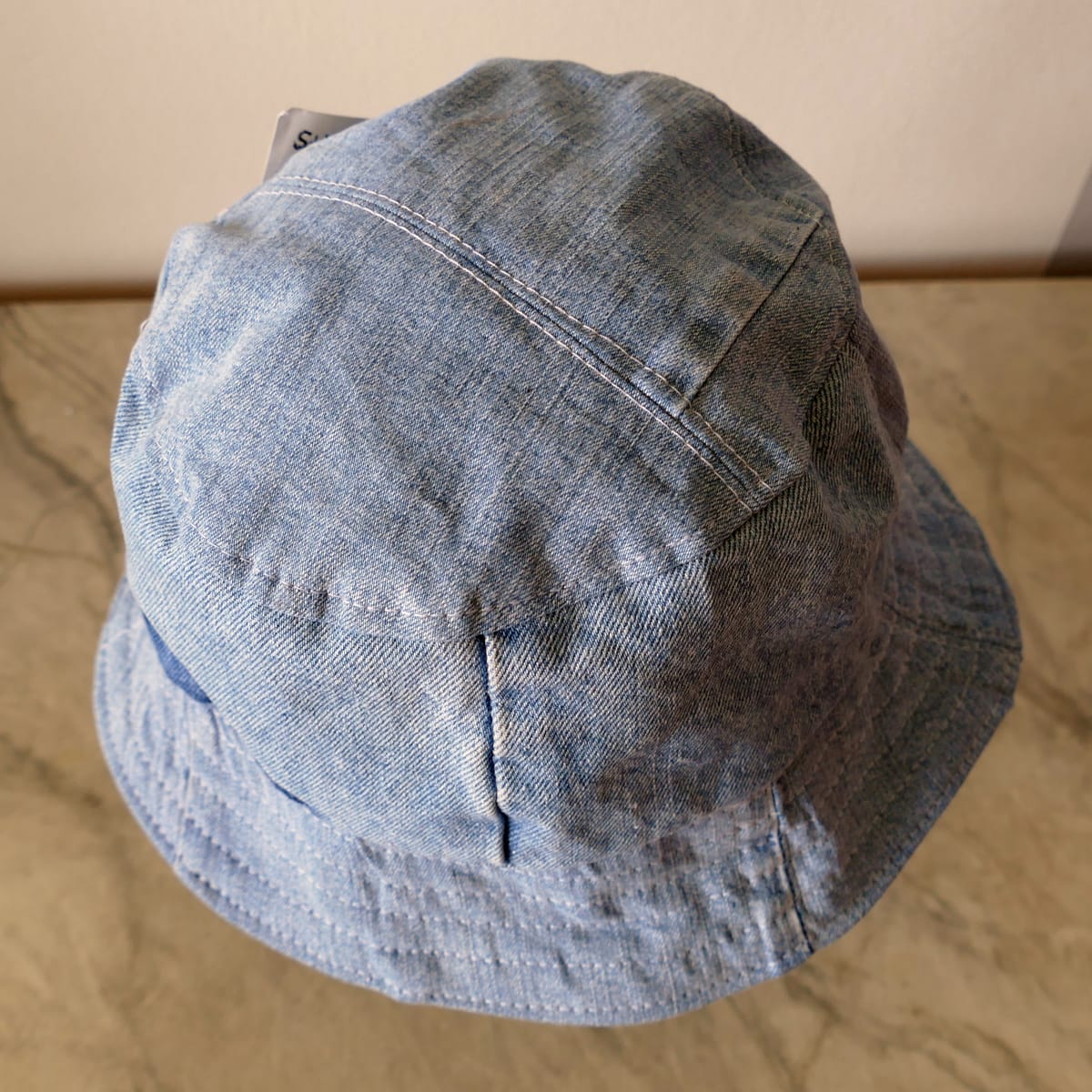 Bucket hat av ljusblå denim, återbruk för skoj och för miljöskäl