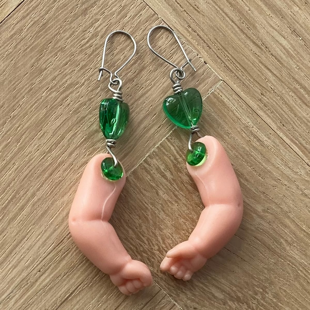 Örhängen av återbruk – dockarmar