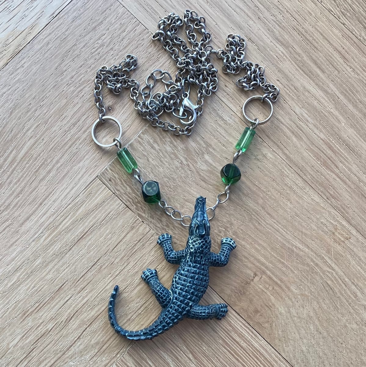 Halsband av återbruk – krokodil / alligator / kajman
