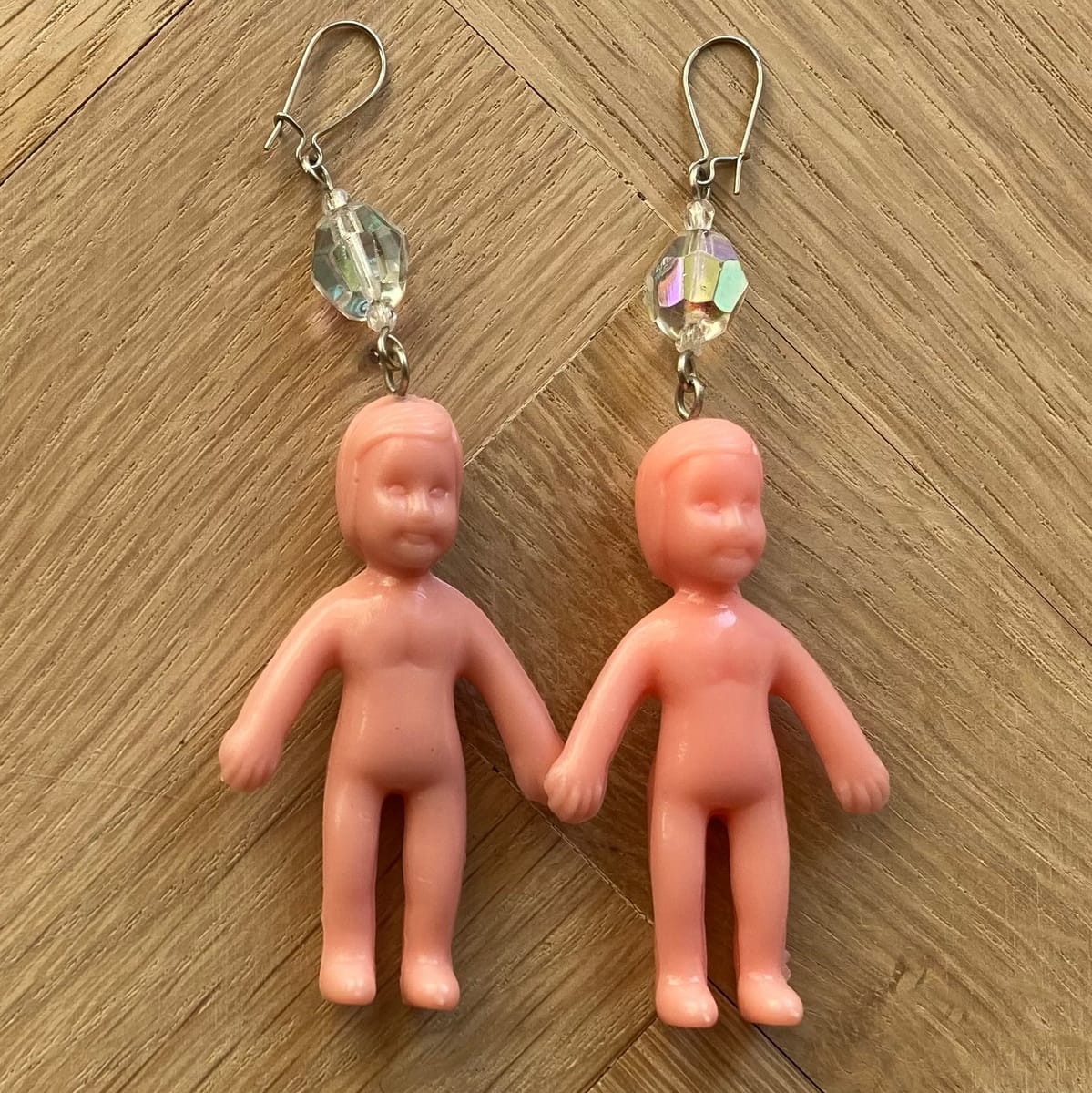 Örhängen av återbruk – läskiga dockor