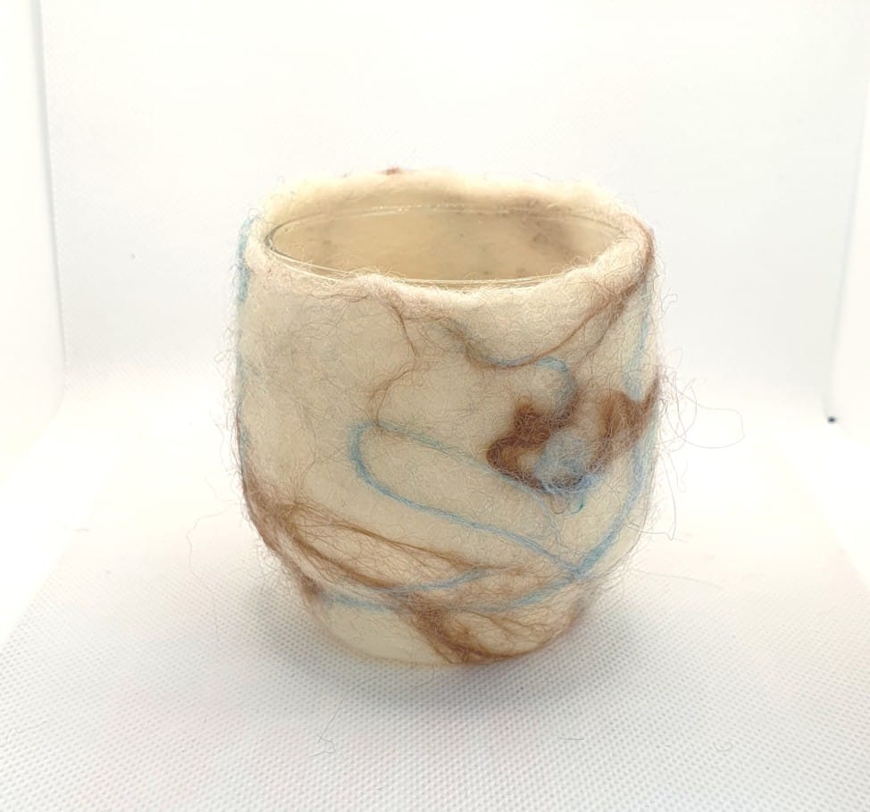 Ljuslykta i glas och ull