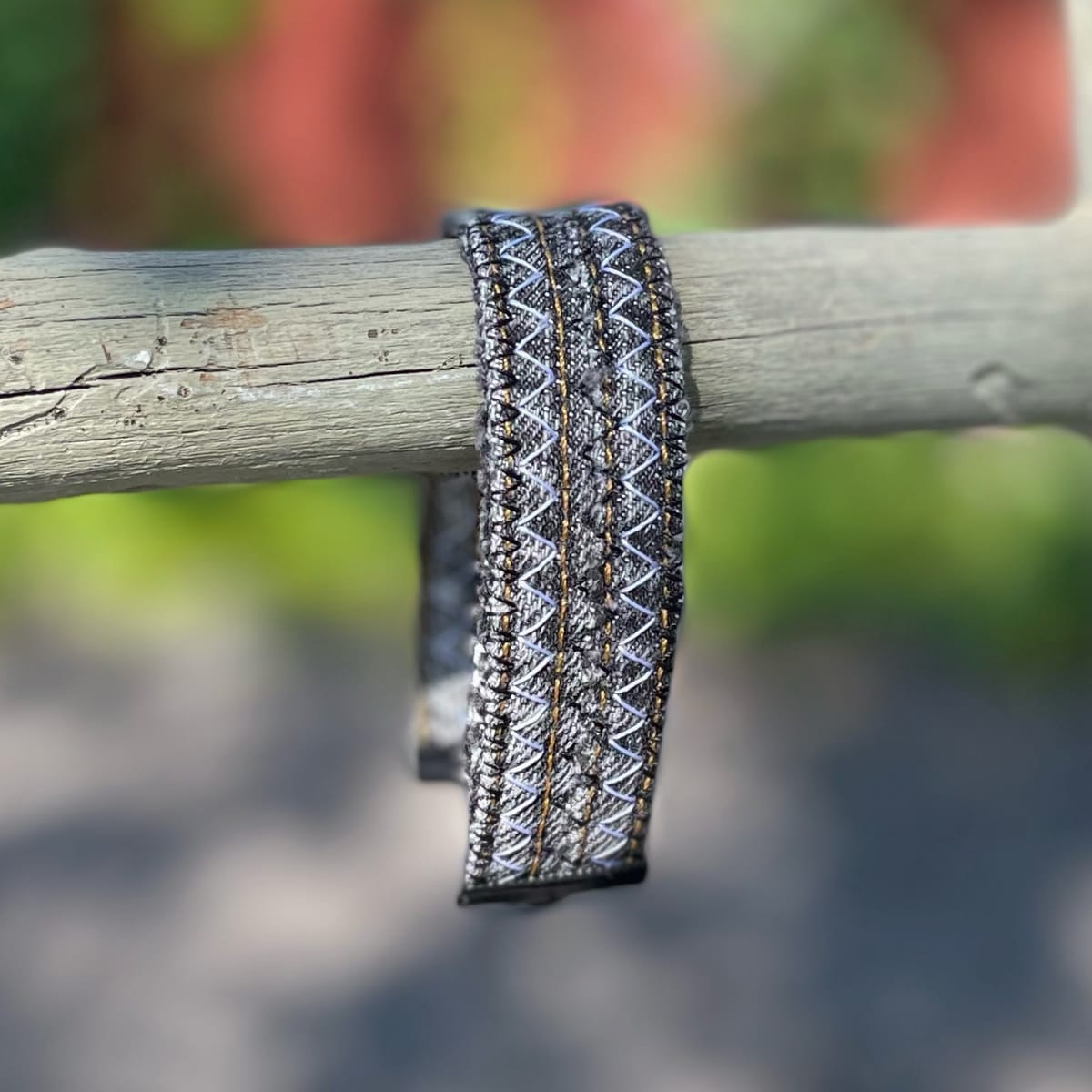 Herrarmband av jeanssöm, reglerbart, svartgrå