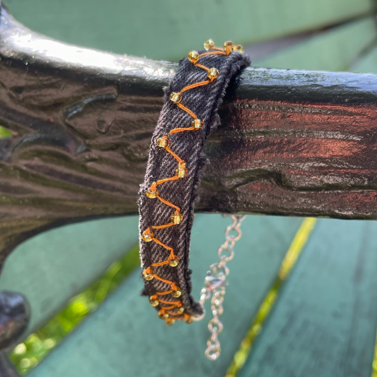 Armband av jeanssöm, reglerbart, svartgrå