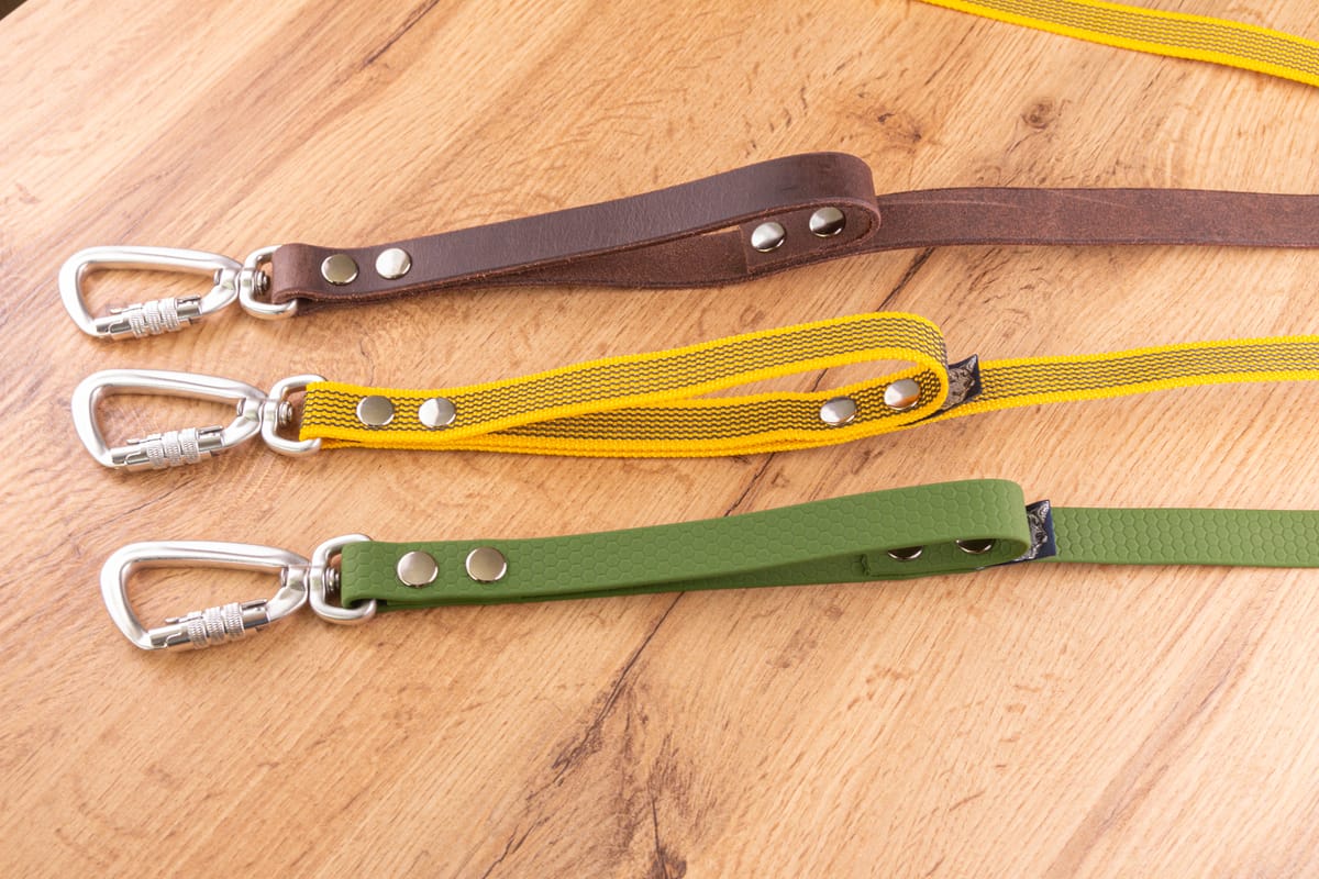 Väktarkoppel med Twist-Lock karbinhake, 20 mm, flera material och färger