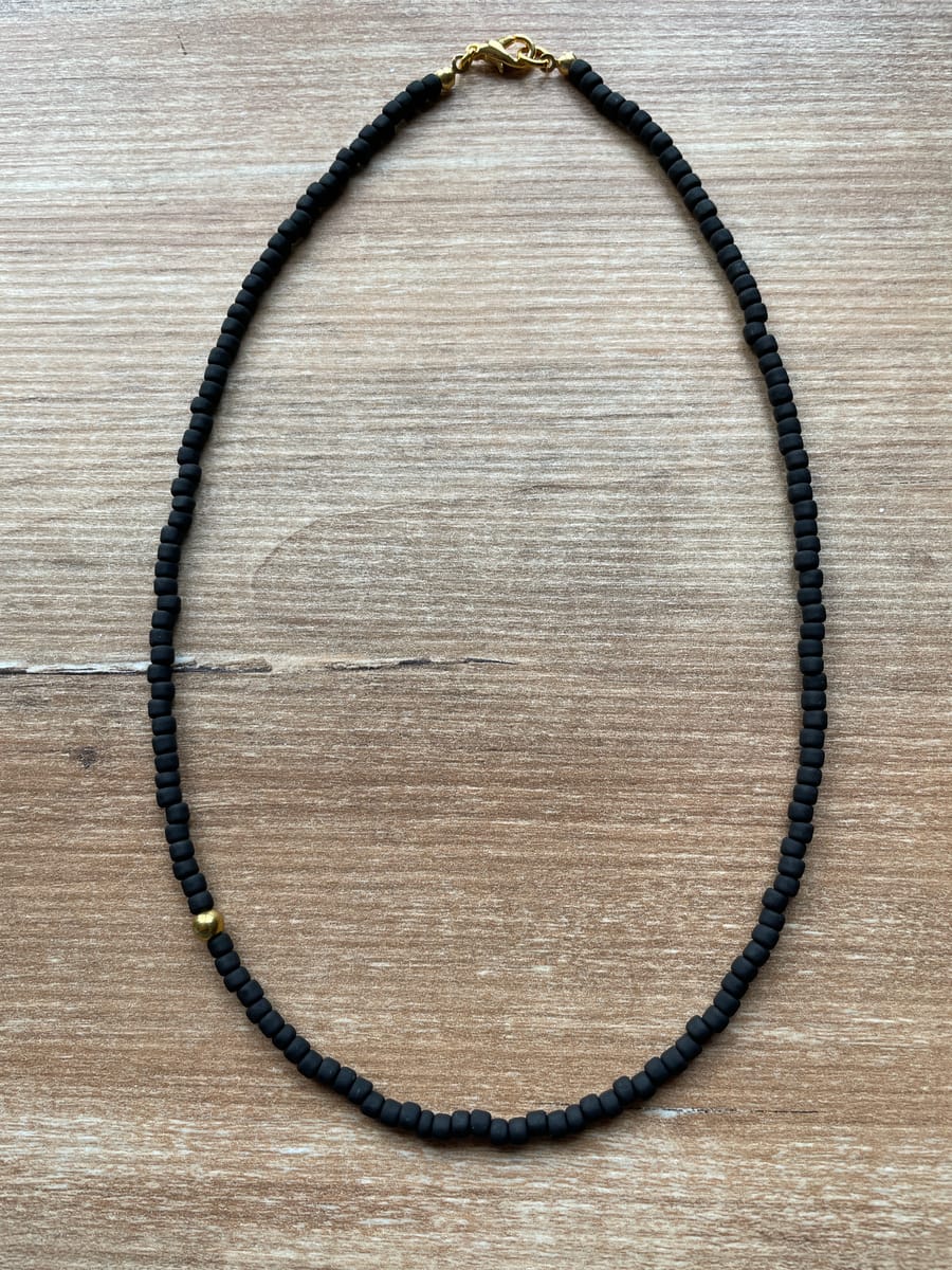 Kort halsband i enkel design