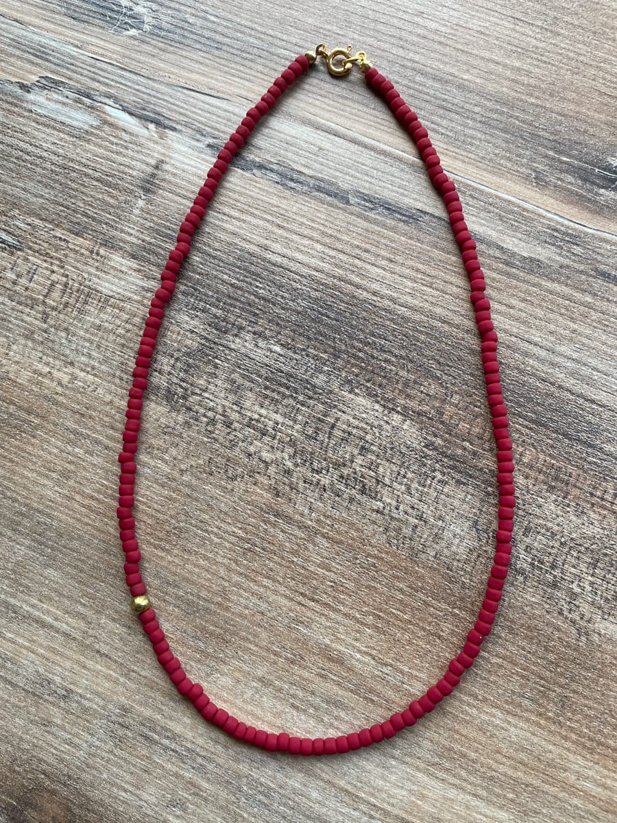Kort halsband i enkel design