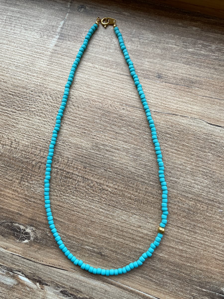 Kort halsband i enkel design