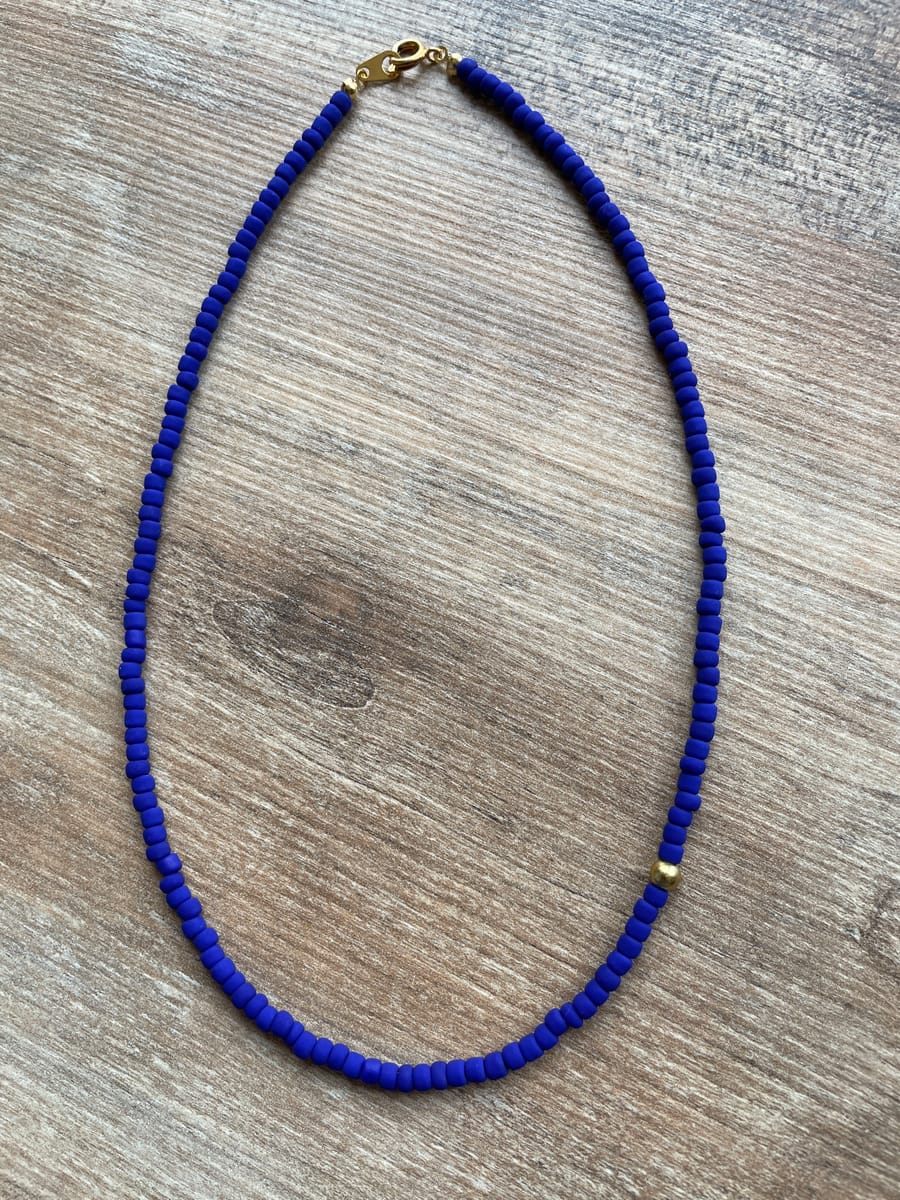 Kort halsband med enkel design