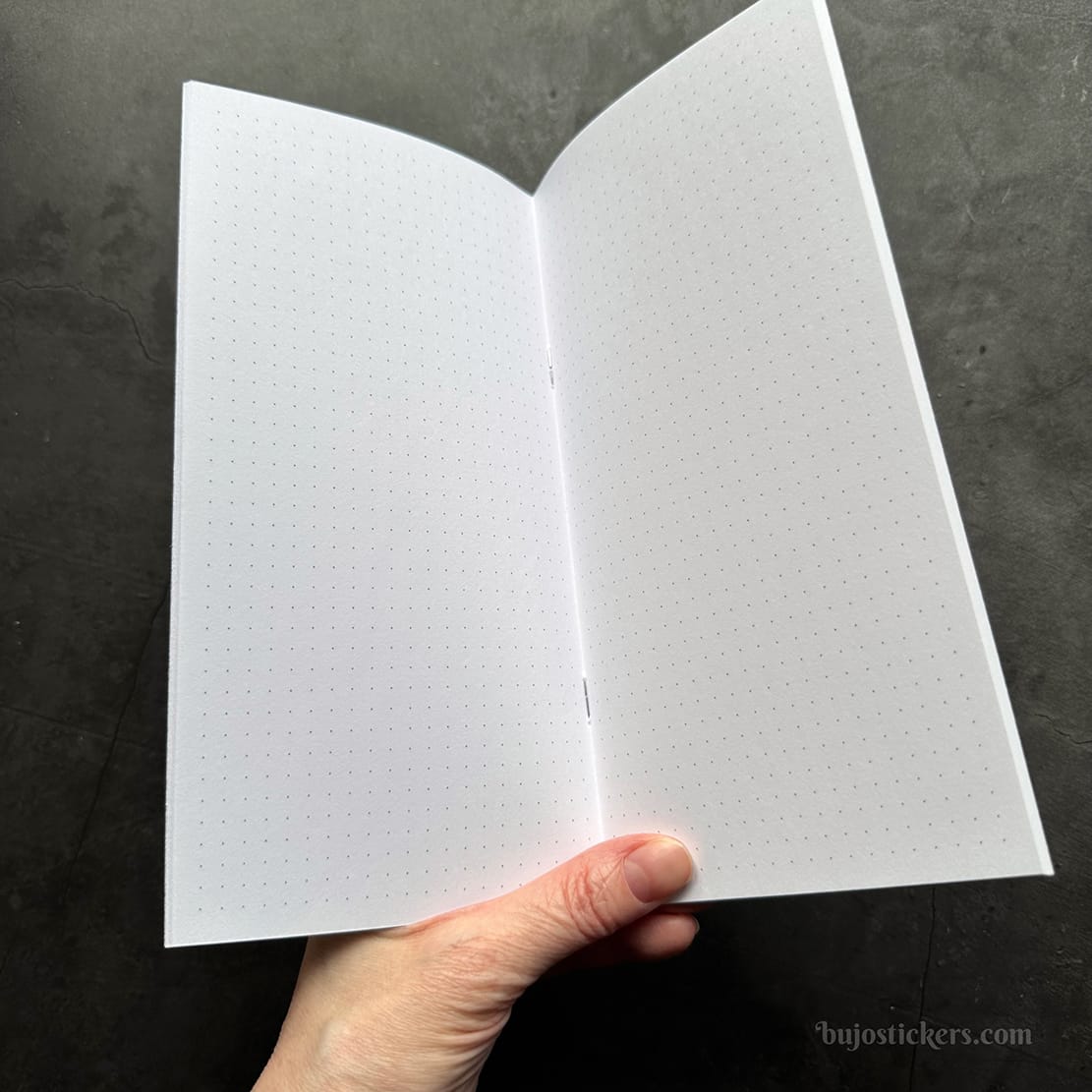 Skrivhäfte med prickade sidor. Häftad Traveler's notebooks insert Regular/standard.