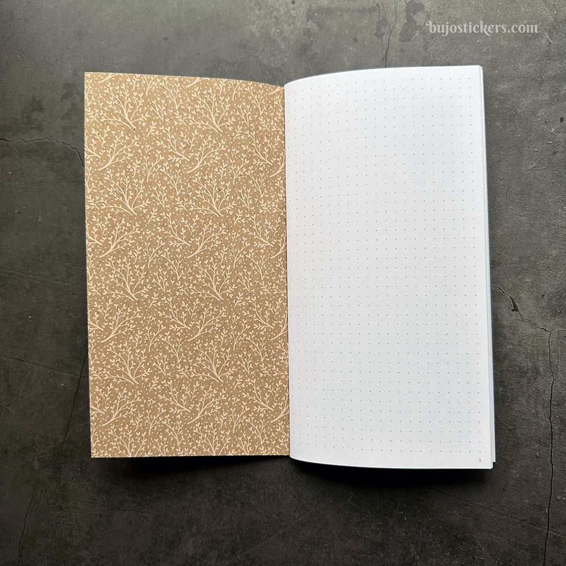 Skrivhäfte med numrerade prickade sidor. Häftad Traveler's notebooks insert Regular/standard.