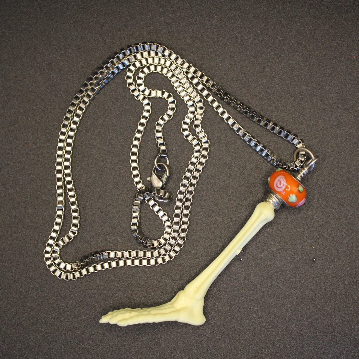 Halsband av återbruk – skelettfot