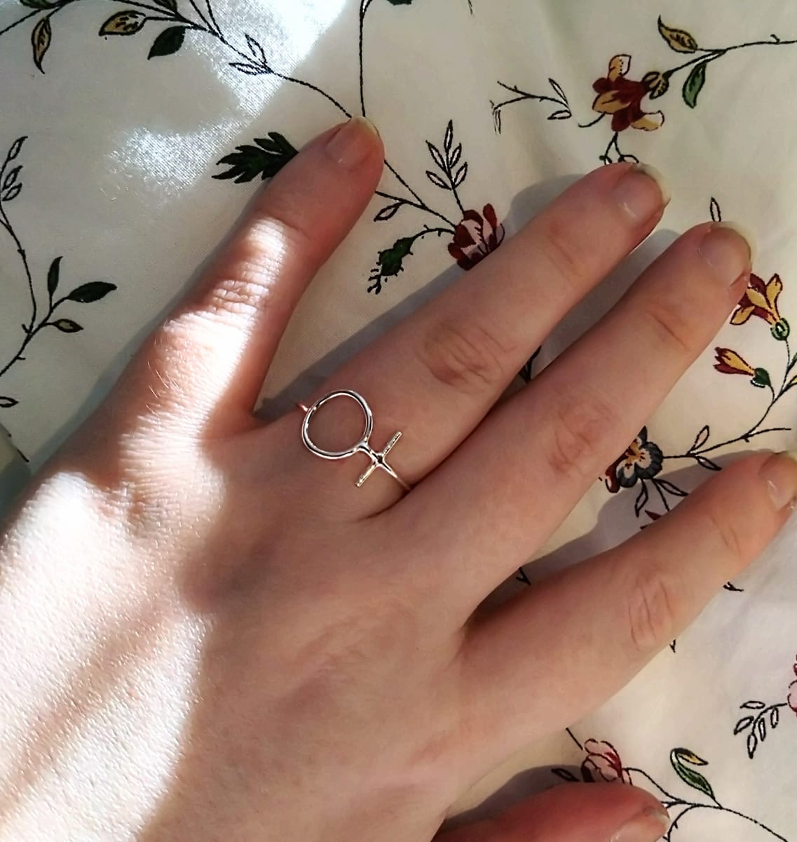 sterling silver feministring med kvinnotecken