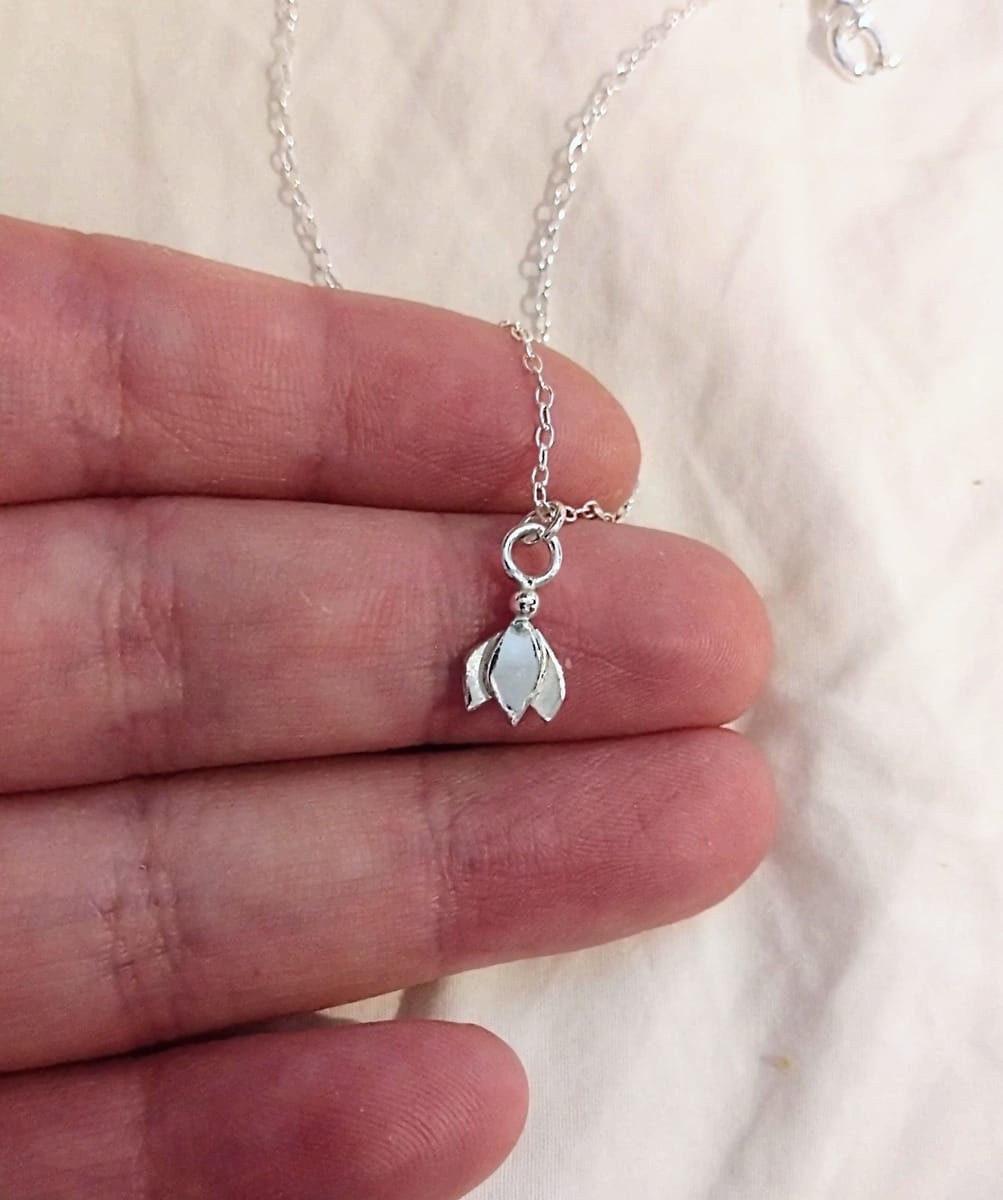 litet blomhalsband i sterling silver