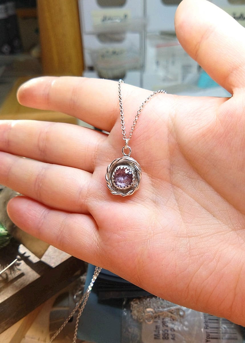 handtillverkat sterling silver halsband med spinell