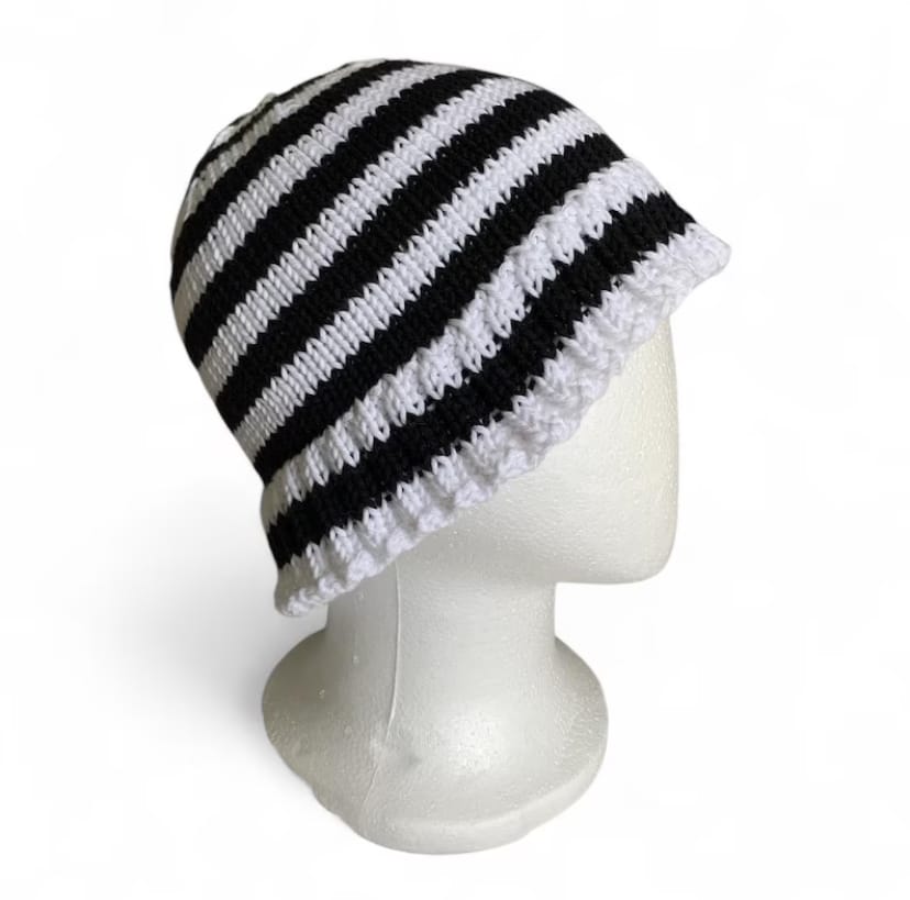 Stickad Bucket Hatt - Randig Handgjord