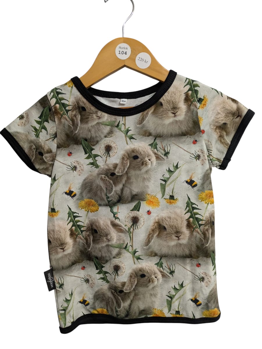 T-shirt med kaniner och blommor
