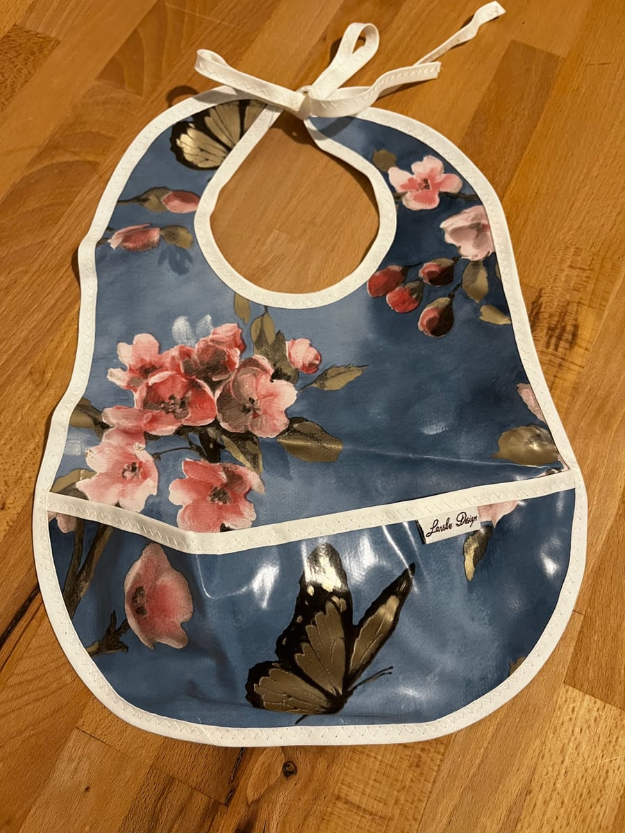 Haklapp hemsydd blå med blommor