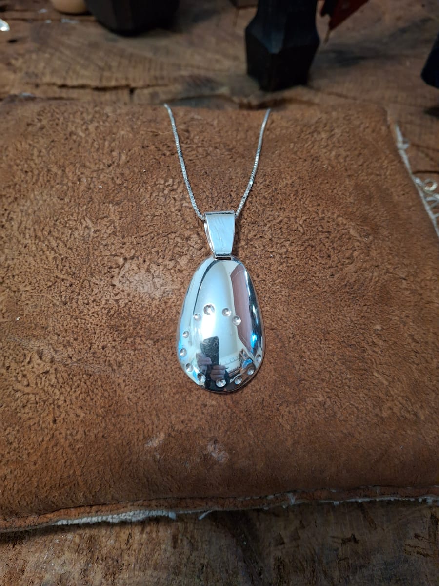 Halsband av silverbestick