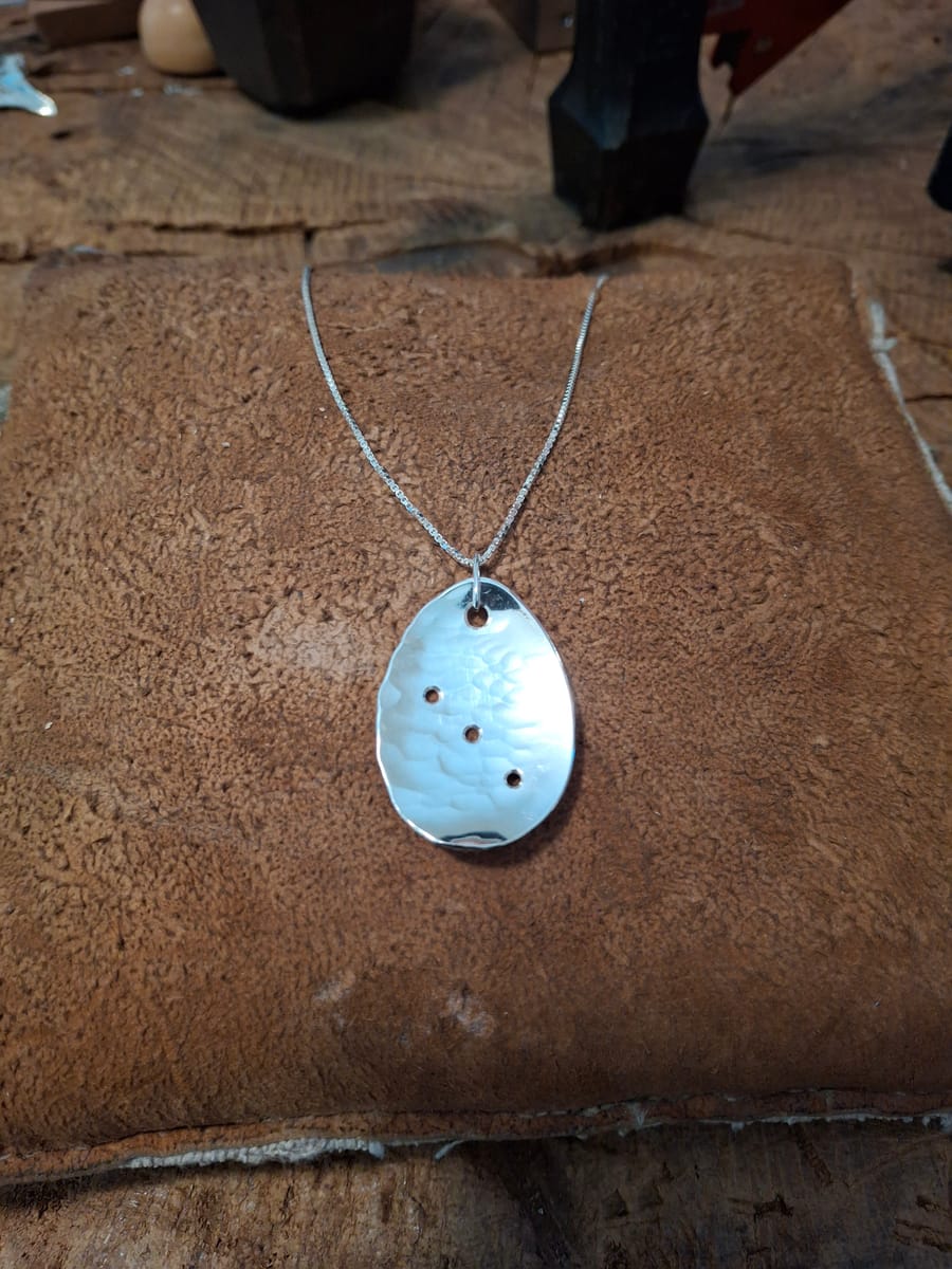 Halsband av silverbestick