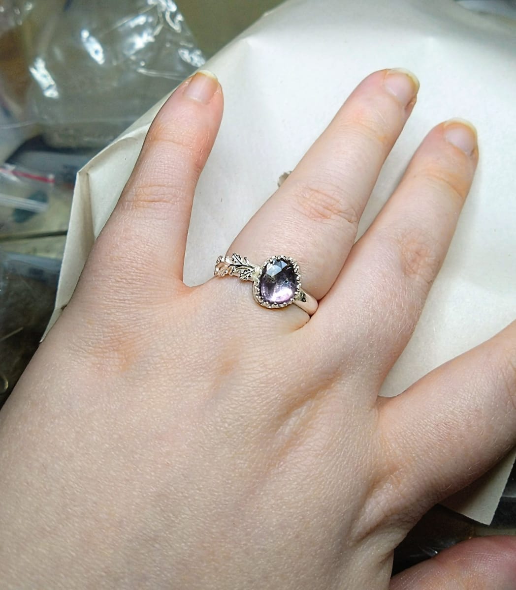 ring med lila spinell