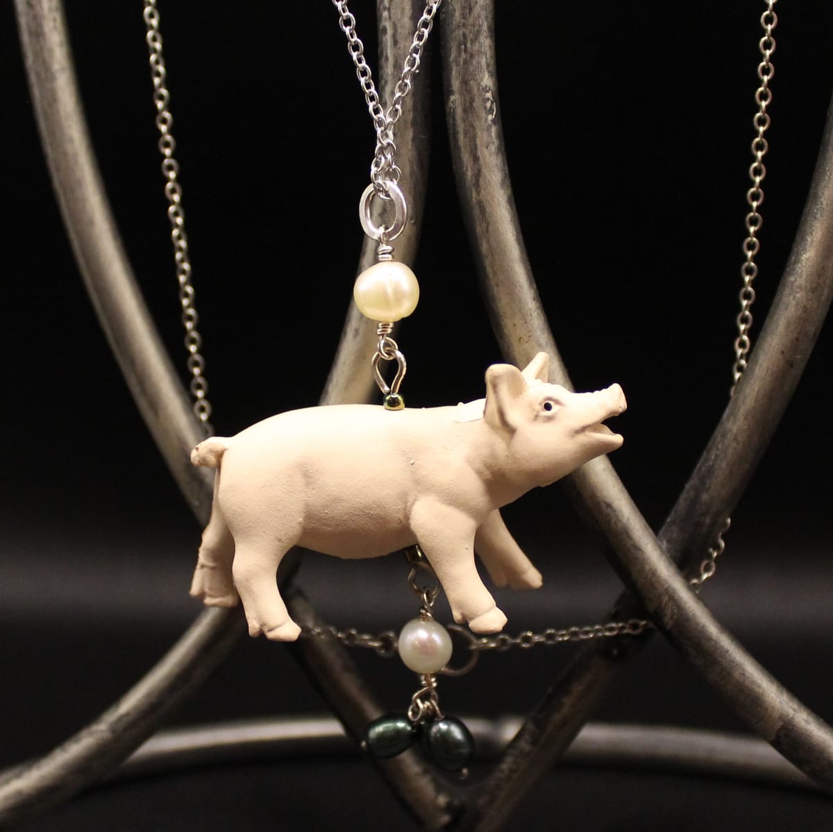 Halsband av återbruk – griskulting / lamm