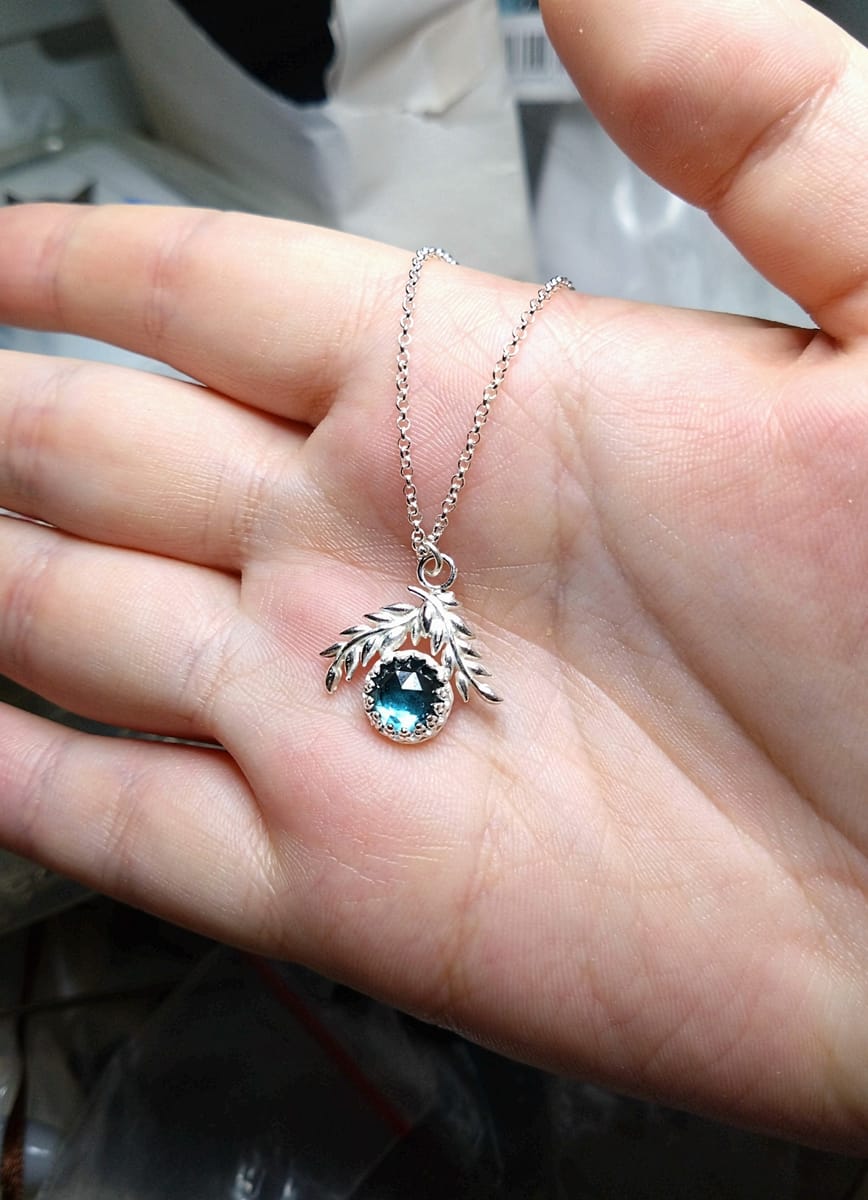 halsband med londonblå topaz