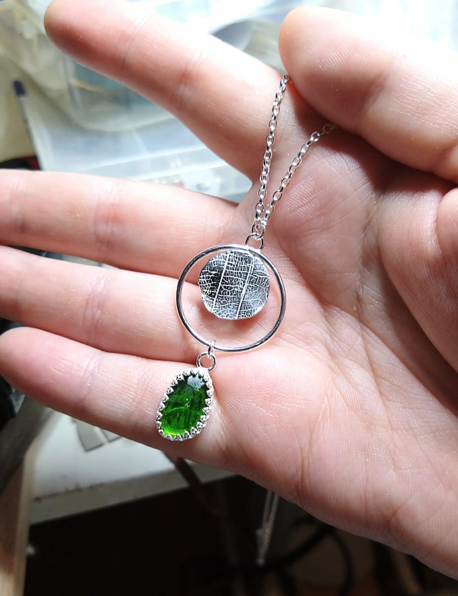 halsband i sterling silver med löv avtryck och kromdiopsid