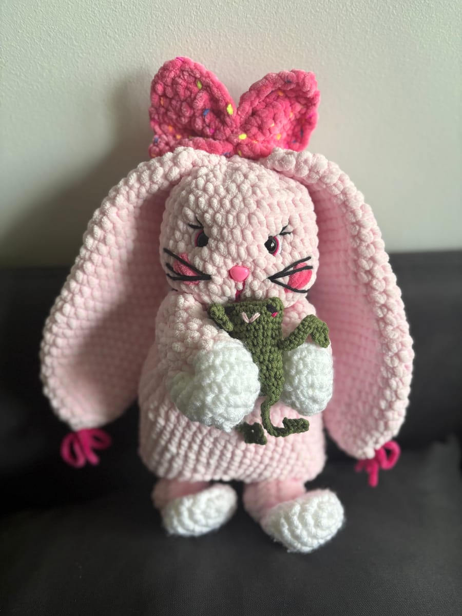 Rosa virkad kanin med sin lilla groda – handgjord mjukisdjur