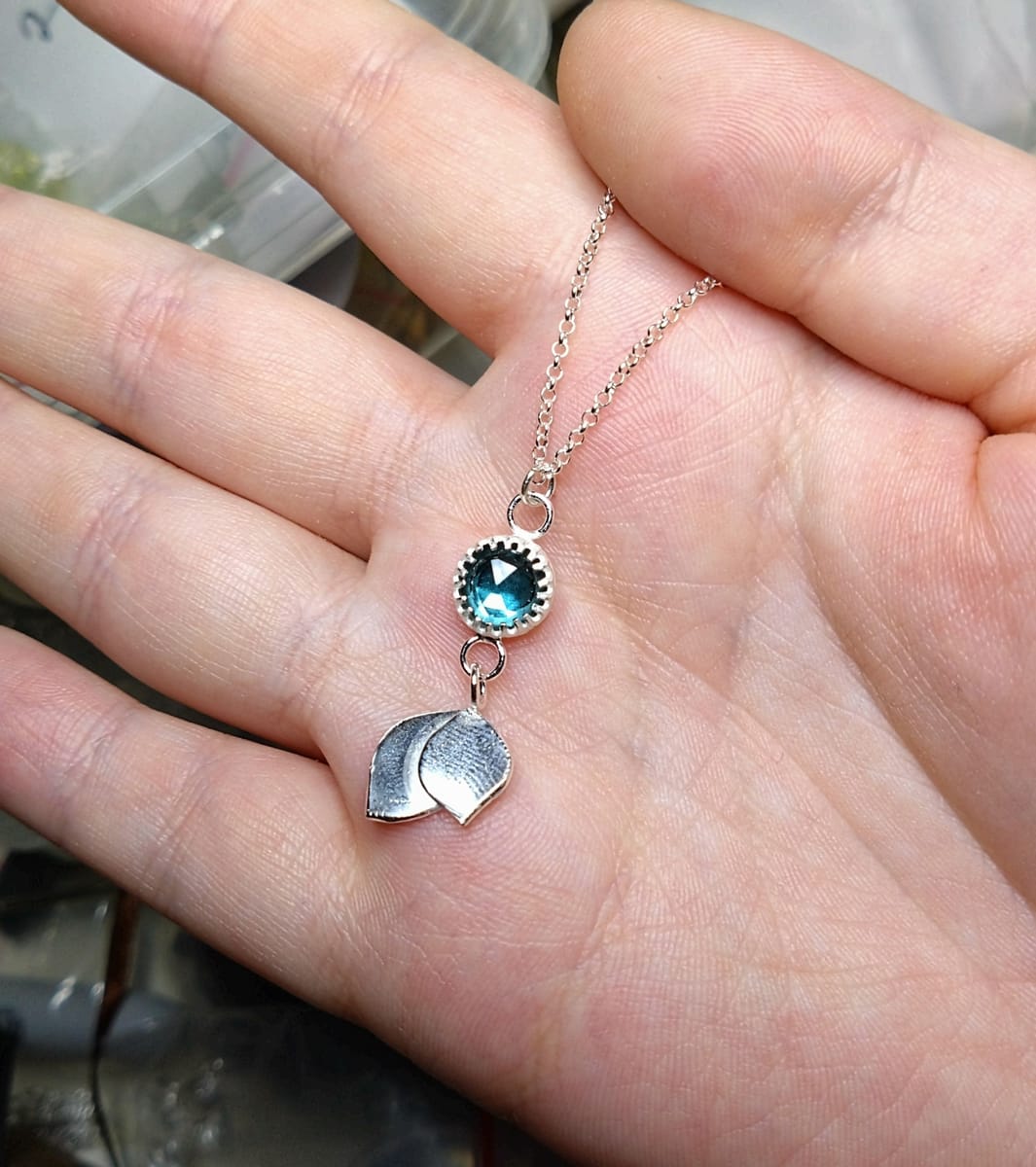 halsband i sterling silver med londonblå topaz