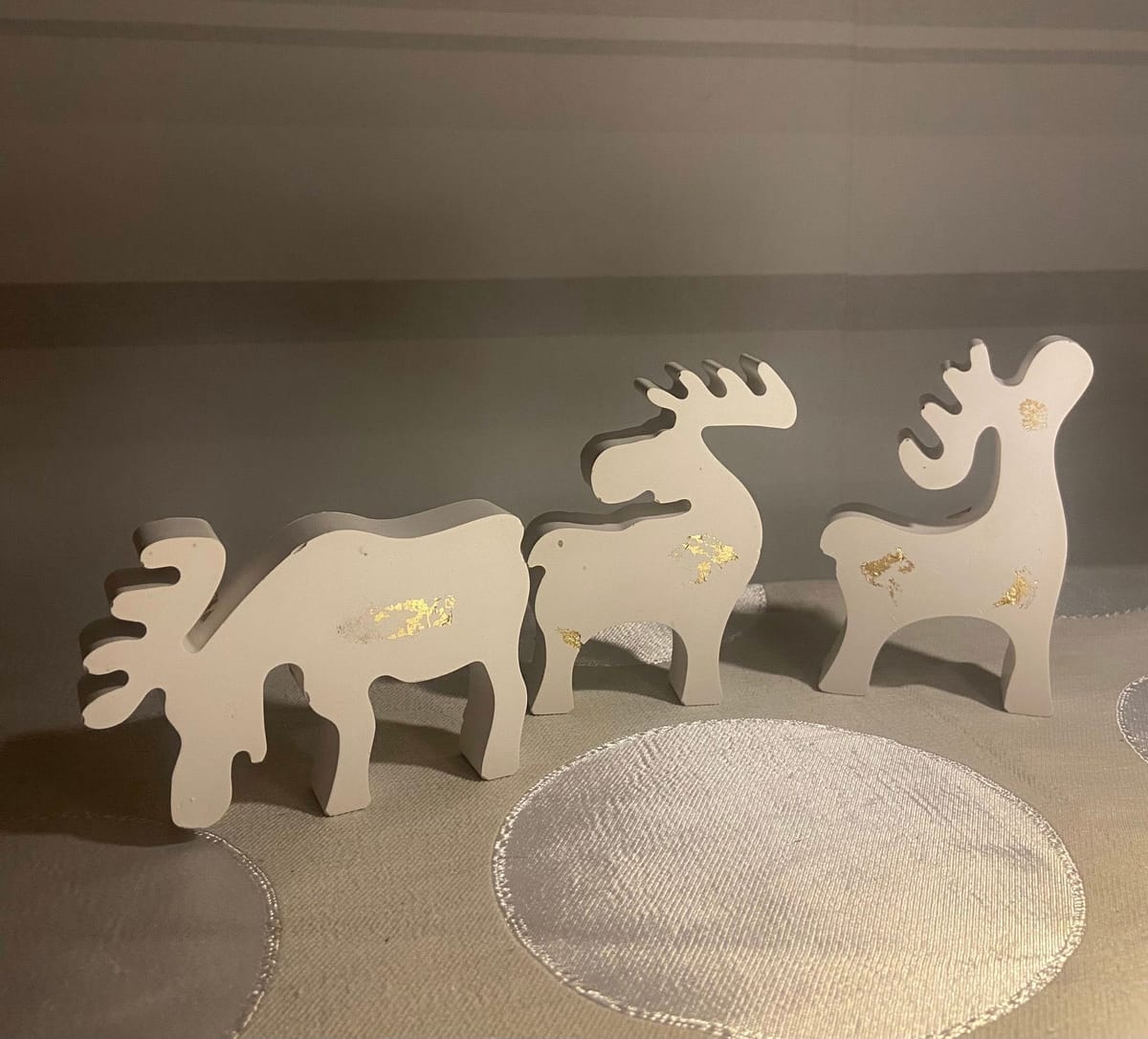 3 st vita älgar i stengips